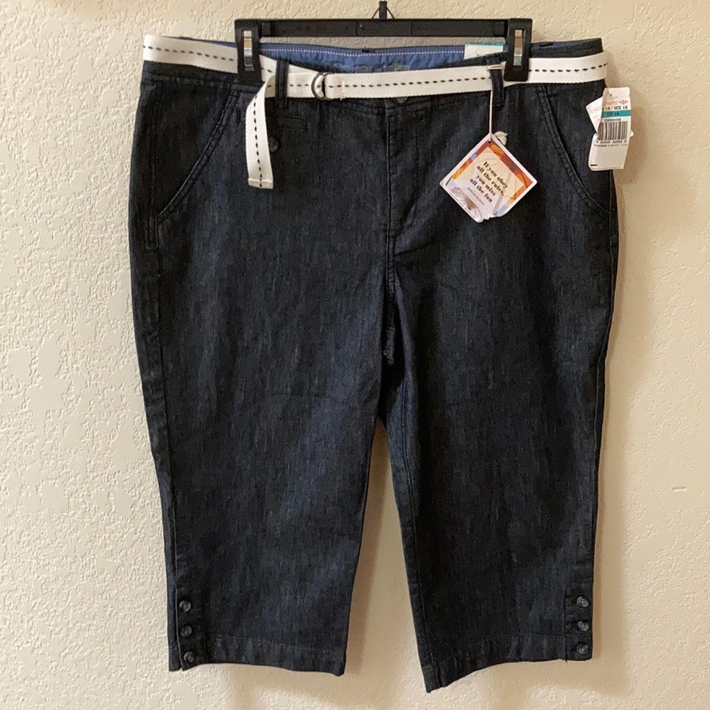Dockers Soft Khaki Capri. NWT. Sz 16